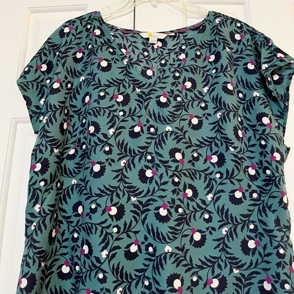 Boden Silk & Viscose Short sleeve Floral Patterned Teal Green & Black Top. 12 - Picture 3 of 14
